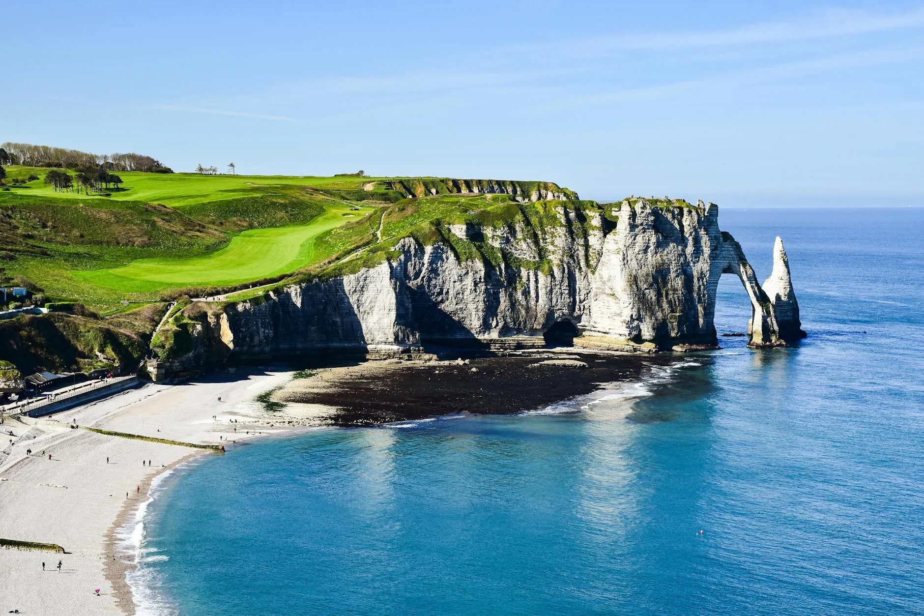 Coastal links golf course with ocean views from the cliff