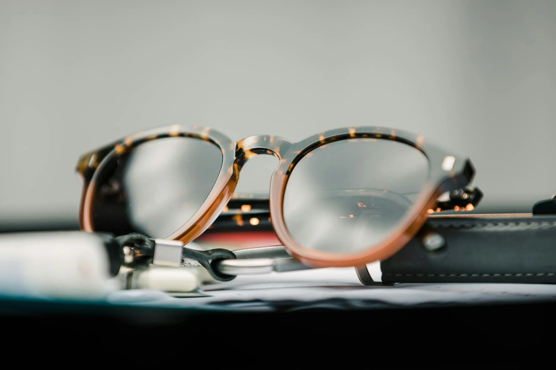 Sport sunglasses with contrast-enhancing lenses