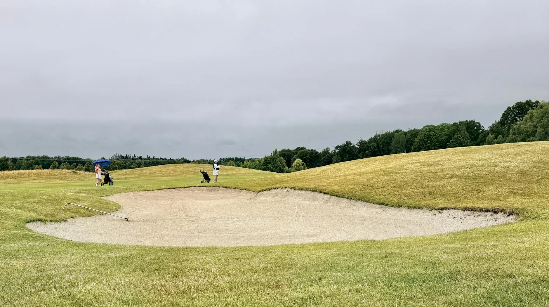 Golf umbrella providing rain protection on the course