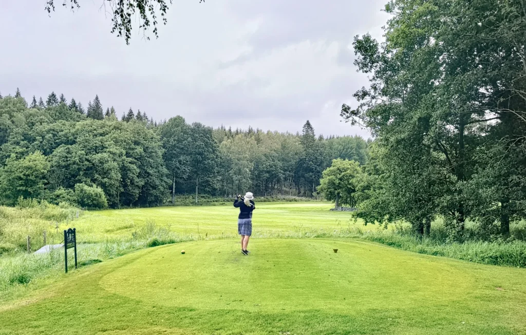 Golfer planning a fairway shot to break 90